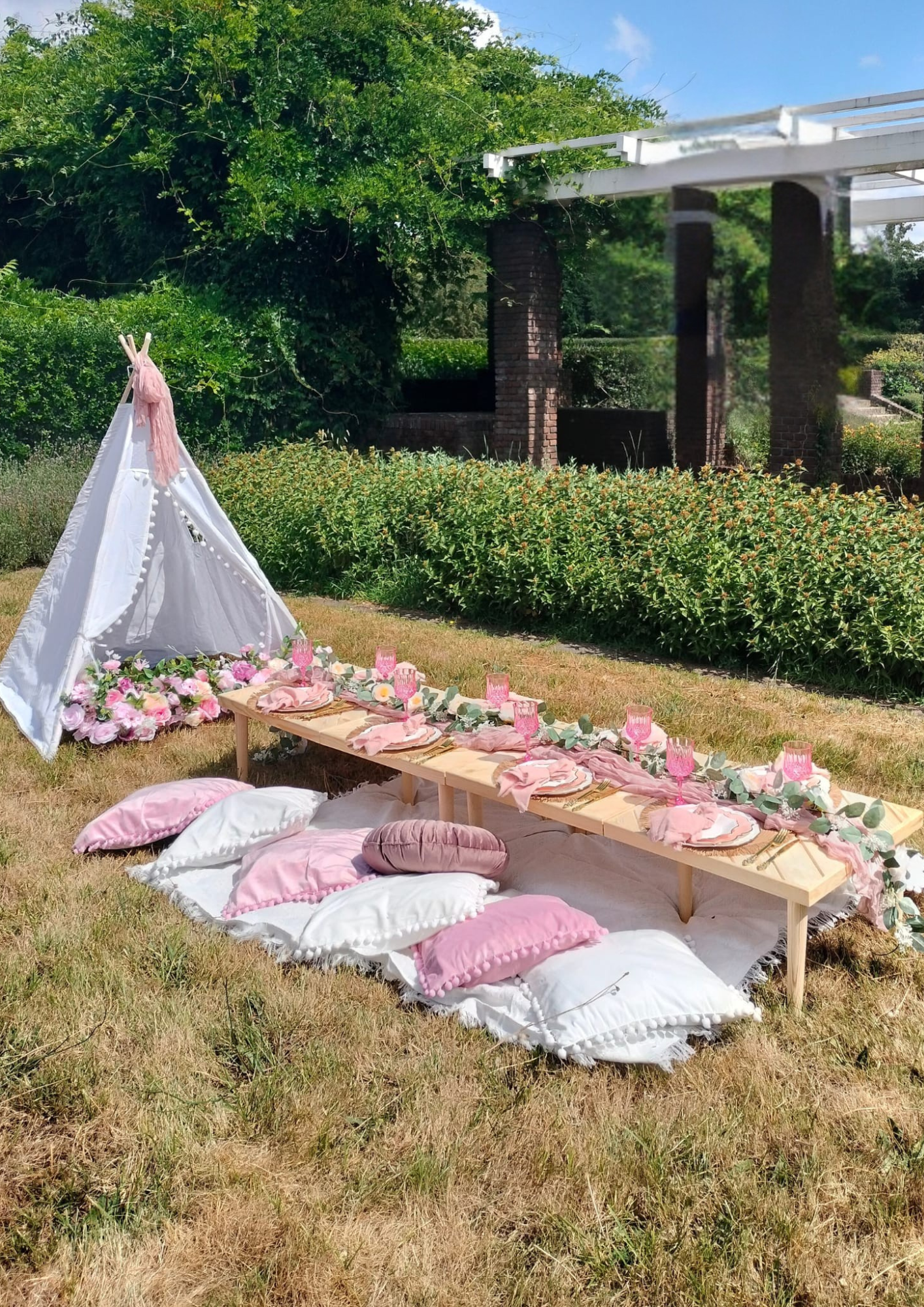 High Tea Picknick Tafel Decoratie met servies, tafelkleden en bloemen
