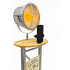 Selfie Photobooth met warme retro lamp, telefoonhouder en props in landelijke stijl