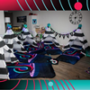 TikTok Tipi Slaapfeestje met neonlichtjes, disco-accenten en vrolijke decoratie