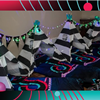 TikTok Tipi Slaapfeestje met neonlichtjes, disco-accenten en vrolijke decoratie