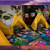 Tropisch tipi slaapfeestje met bloemen, lichtjes en vrolijke Hawai decoratie