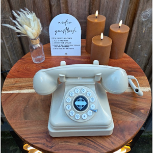Audio gastenboek crΓ¨me β boho telefoon gastenboek huren Cremekleurig audio gastenboek met droogbloemen en pampasgras β warme boho opstelling voor bruiloft, verjaardag of jubileum, gasten spreken hun wens in via retro telefoon.