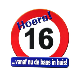 Huldeschild Hoera 16 jaar gefeliciteerd! ...vanaf nu de baas in huis!