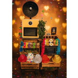 Photobooth met touchscreen, props en optionele thema-achterwand huren