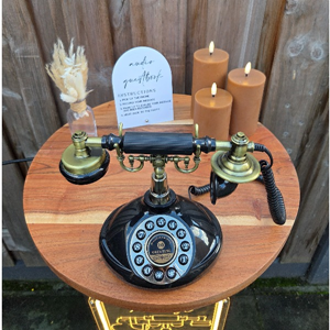 Audio gastenboek crΓ¨me β boho telefoon gastenboek huren CrΓ¨mekleurig audio gastenboek met droogbloemen en pampasgras β warme boho opstelling voor bruiloft, verjaardag of jubileum, gasten spreken hun wens in via retro telefoon.