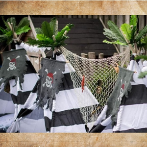 Piraat Tipi Slaapfeestje met tentjes, piratenvlaggen, schatkist en sfeerverlichting