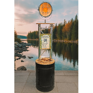 Selfie Photobooth met warme retro lamp, telefoonhouder en props in landelijke stijl