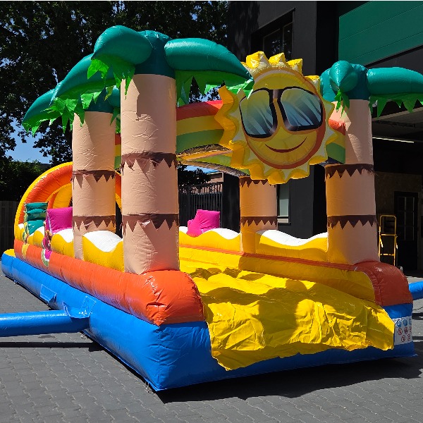 Buikschuifbaan zomers thema strand Buikschuifbaan zomers thema strand