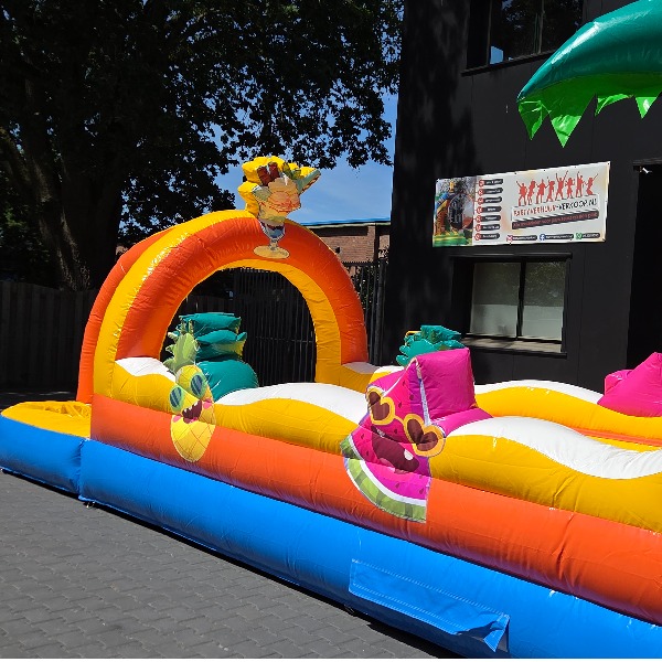 Buikschuifbaan zomers thema strand Buikschuifbaan zomers thema strand