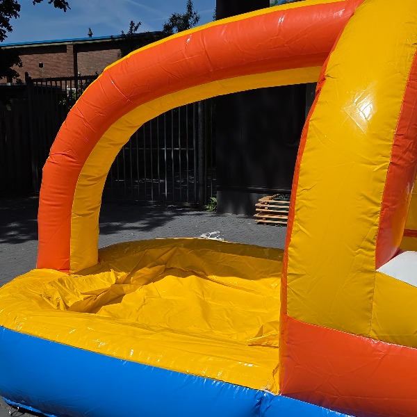 Buikschuifbaan zomers thema strand Buikschuifbaan zomers thema strand