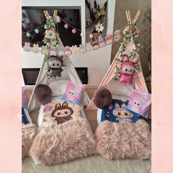 Kinderen genieten van een vrolijk Labubu tipi slaapfeestje met kleurrijke tentjes, zachte dekentjes en speelse decoratie