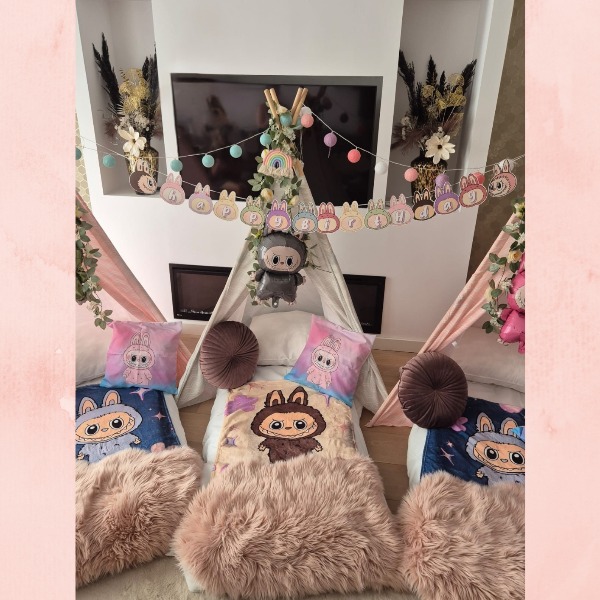 Kinderen genieten van een vrolijk Labubu tipi slaapfeestje met kleurrijke tentjes, zachte dekentjes en speelse decoratie