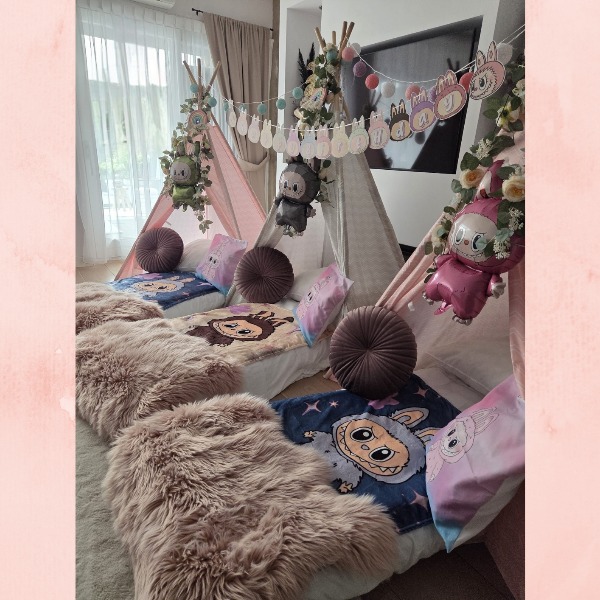 Kinderen genieten van een vrolijk Labubu tipi slaapfeestje met kleurrijke tentjes, zachte dekentjes en speelse decoratie