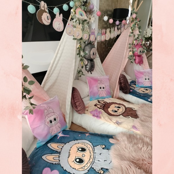 Kinderen genieten van een vrolijk Labubu tipi slaapfeestje met kleurrijke tentjes, zachte dekentjes en speelse decoratie
