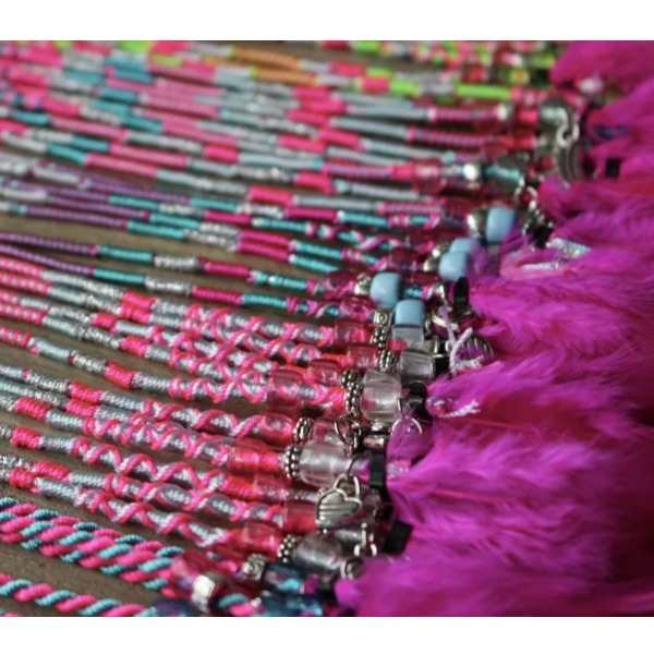 Ibiza Hairwraps op kinderfeest Ibiza hairwraps kleurrijke haarvlechtjes op evenement