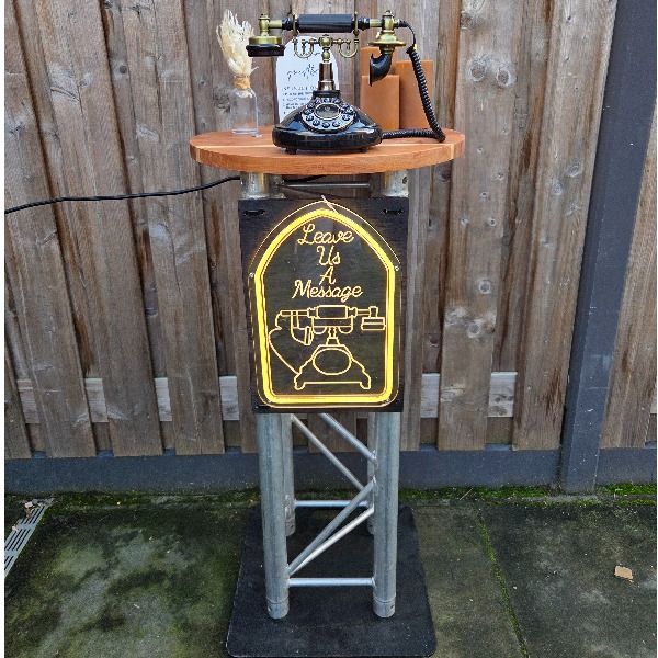 Audio gastenboek crème – boho telefoon gastenboek huren Zwartkleurig audio gastenboek met droogbloemen en pampasgras – warme boho opstelling voor bruiloft, verjaardag of jubileum, gasten spreken hun wens in via retro telefoon.